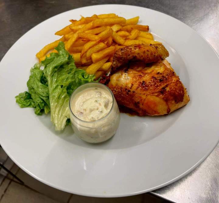 Poulet rôti accompagné de frites Tain-l'Hermitage