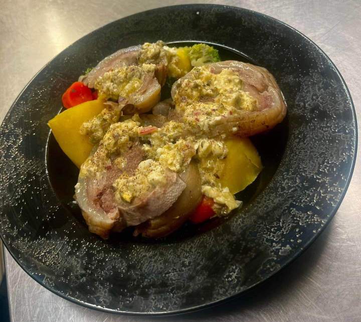 Rôti de porc nappé d'une sauce crémeuse et accompagné de légumes Tain-l'Hermitage