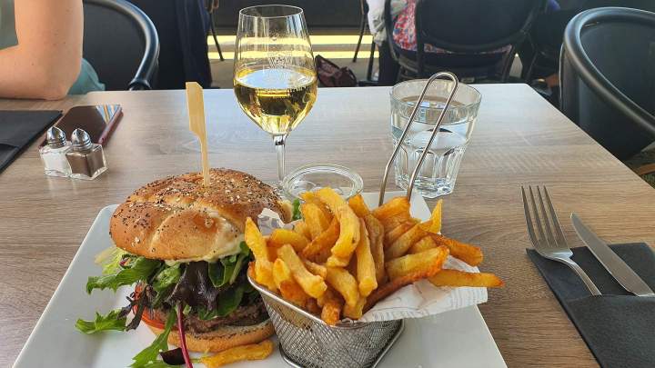 Plat de burger et frites Tain-l'Hermitage